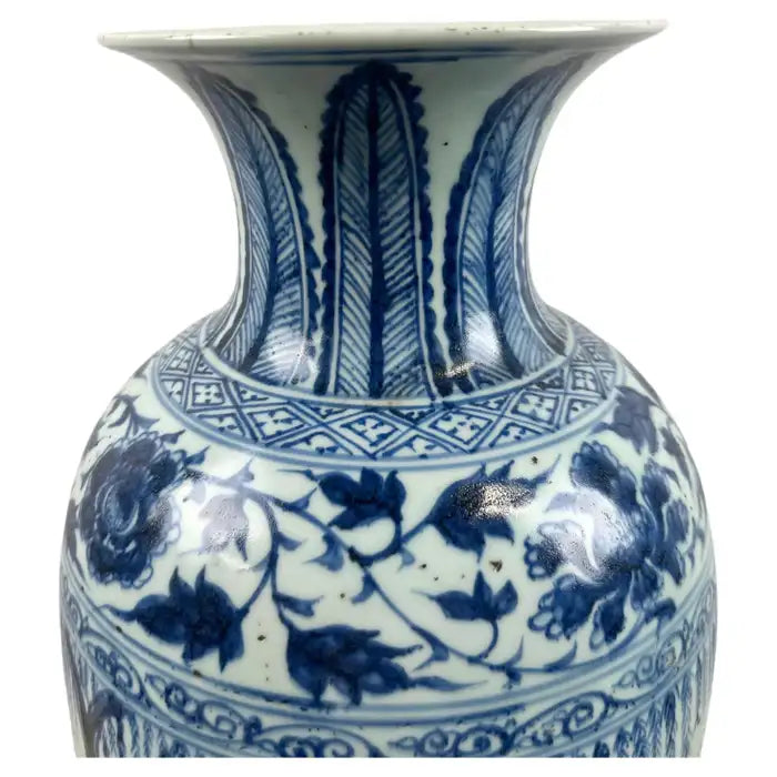 Chinese Early Ming Dynasty Style Warrior Motif Blue & White Porcelaine Vase