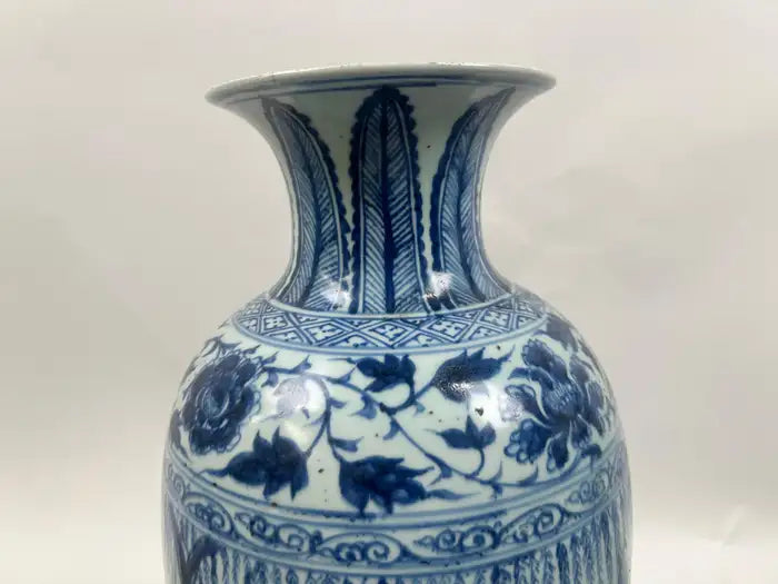 Chinese Early Ming Dynasty Style Warrior Motif Blue & White Porcelaine Vase