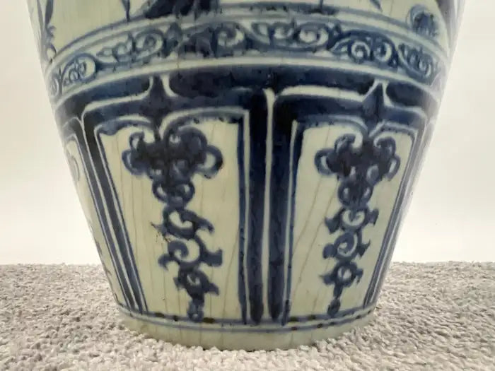Chinese Early Ming Dynasty Style Warrior Motif Blue & White Porcelaine Vase