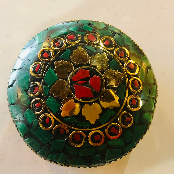 A SET OF THREE ROUND SHAPED NATURAL STONES BOXES