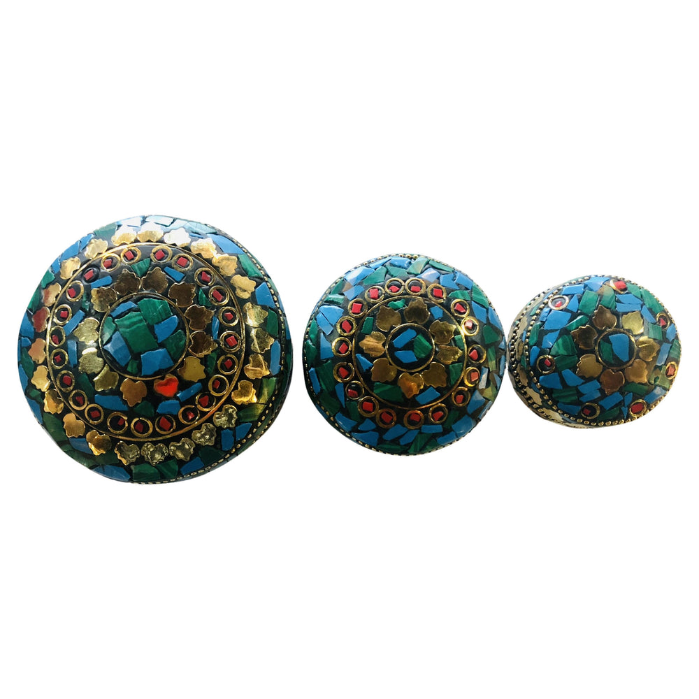 A SET OF THREE ROUND SHAPED NATURAL STONES BOXES