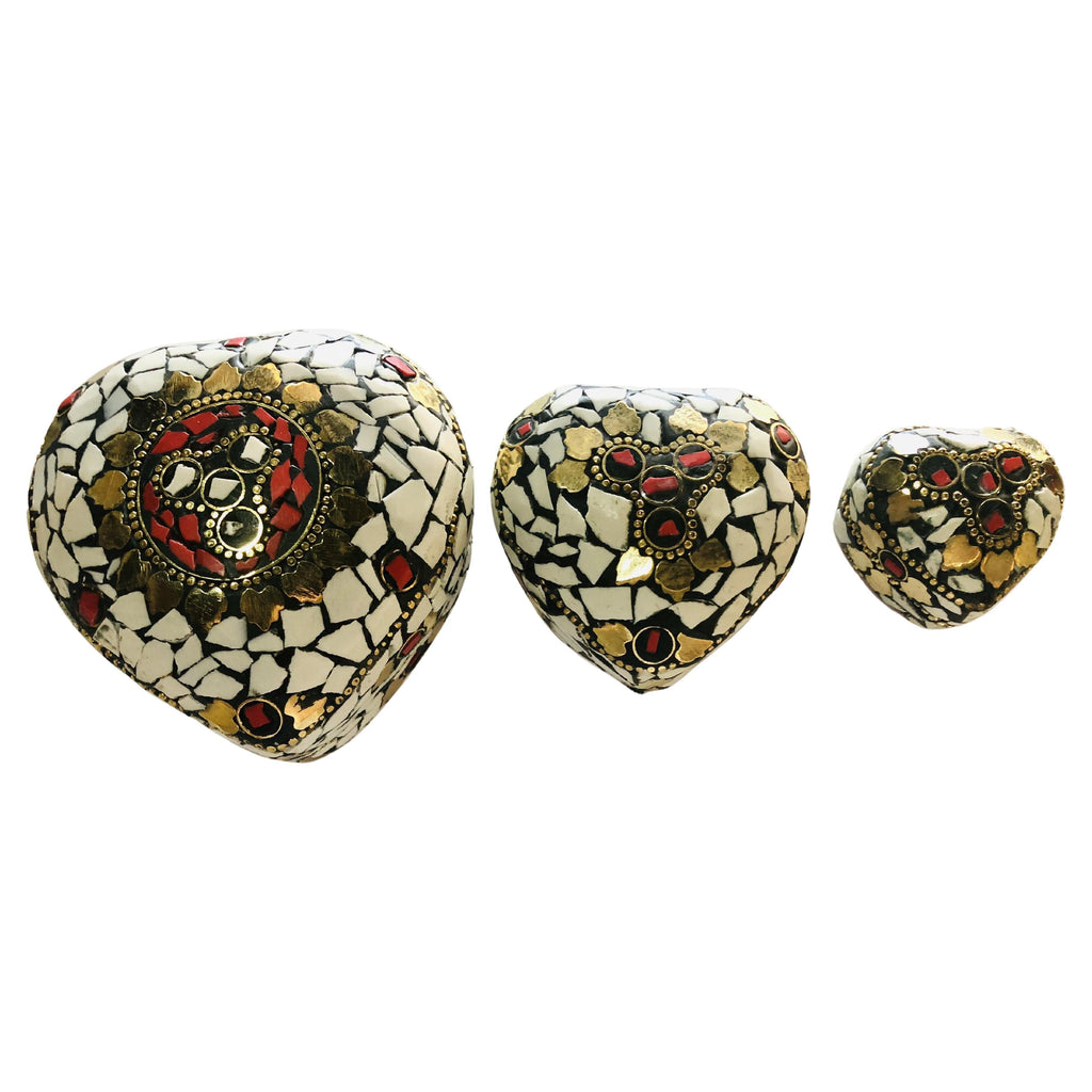 A SET OF THREE HEART SHAPED NATURAL STONES BOXES